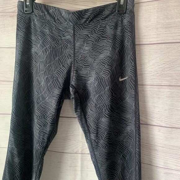 Nike Dri-Fit Capri Yoga Pants Black w/ Light Grey Pattern Back Hip Pocket M - Picture 2 of 11